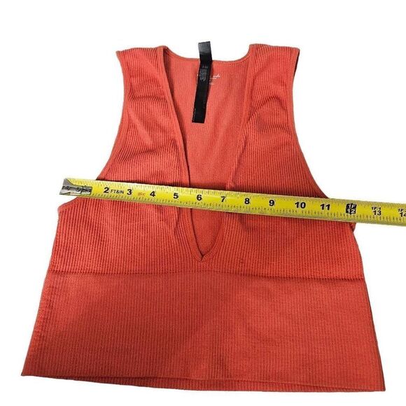 Out from under cropped top - Picture 2 of 5